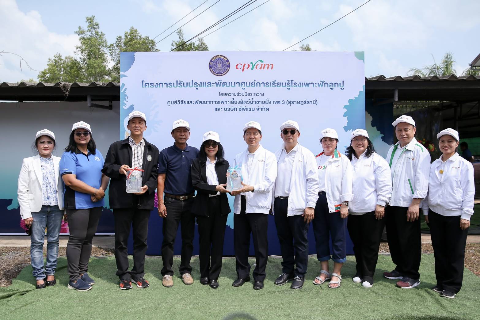 ซีพีแรม กรมประมง ร่วมกันปรับปรุงและพัฒนาศูนย์การเรียนรู้ โรงเพาะฟักลูกปู เพื่อเป็นแหล่งเรียนรู้ของชุมชนในพื้นที่ภายใต้โครงการ “ปูม้า ยั่งยืน คู่ทะเลไทย”