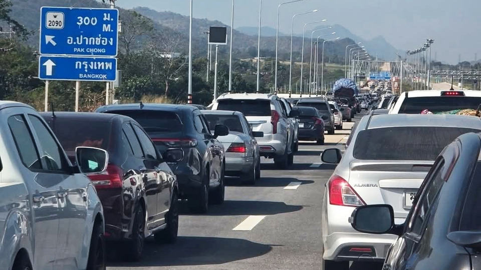 ชาวอีสานแห่กลับเข้ากรุงหลังปีใหม่ ถนนมิตรภาพ-M6 รถติดหนึบ คาดคลี่คลายกลางดึก