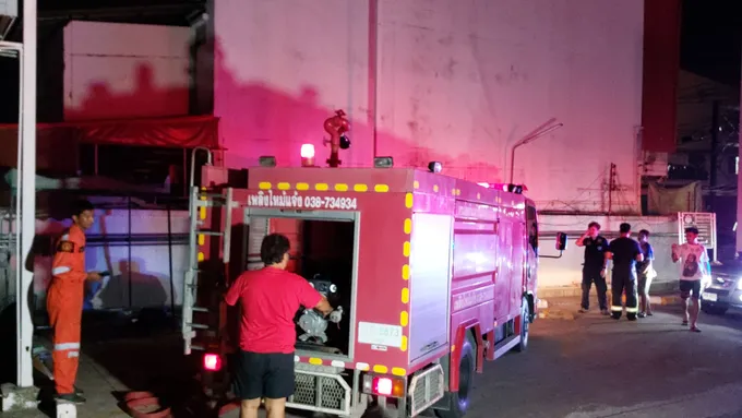 เพลิงไหม้สายไฟห้องเก็บของหลังปั๊มย่านหนองปรือทำทุกคนแตกตื่น