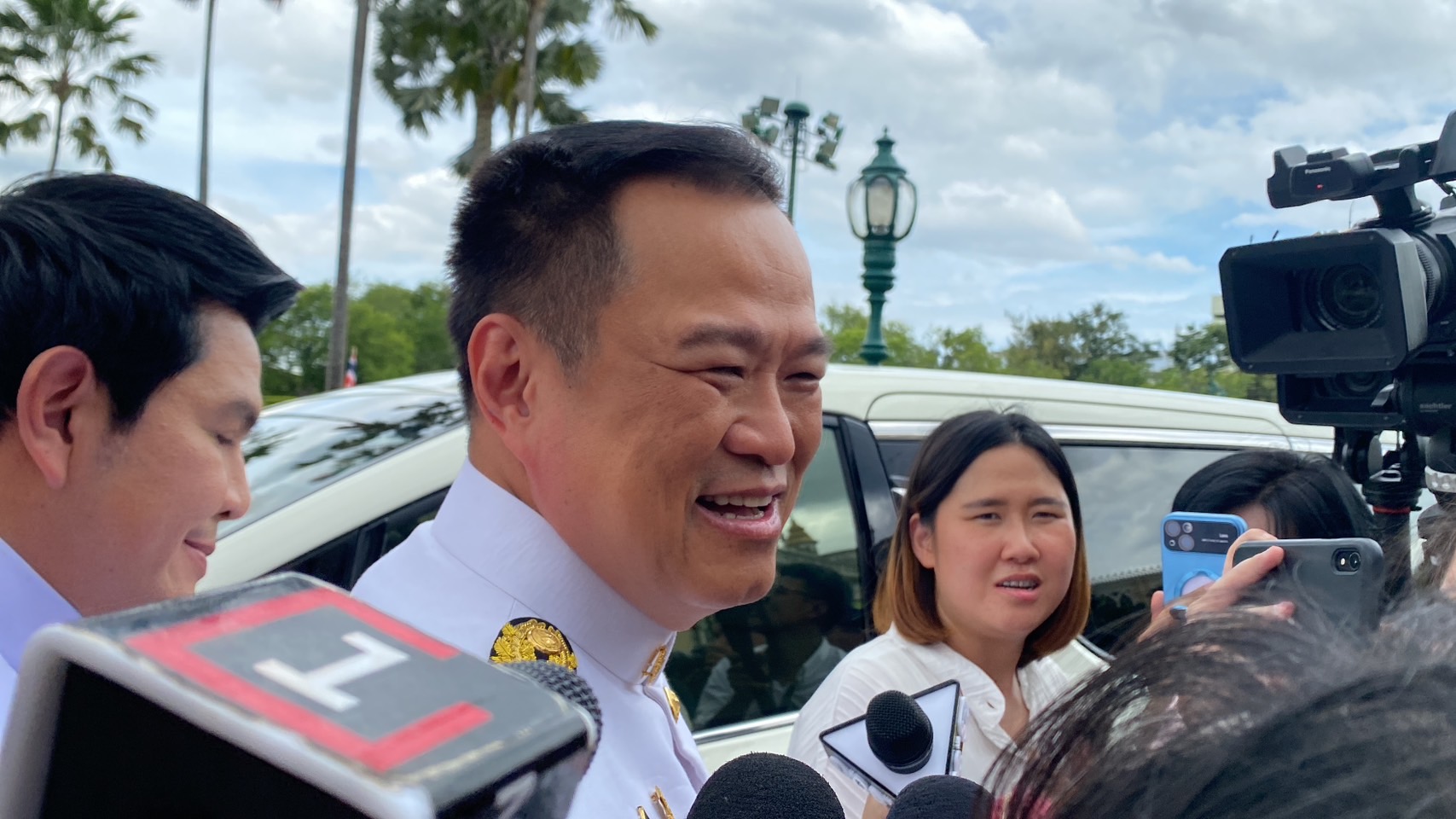 "อนุทิน" บอก "มท.ยุคใหม่" ต้องทำงานแบบด่วนจี๋ เผยประชุม "ครม.นัดพิเศษ" พรุ่งนี้เตรียมตอบคำถามหากถูกพาดพิง อวด "รถคันเดิมกระทรวงใหม่"