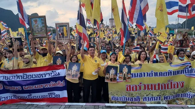 เหลืองนับพัน! ชาวพังงารวมพลังประกาศปกป้องสถาบัน ชาวฝรั่งเศสขึ้นเวทีขอให้ชาวไทยช่วยปกป้องสถาบันพระมหากษัตริย์