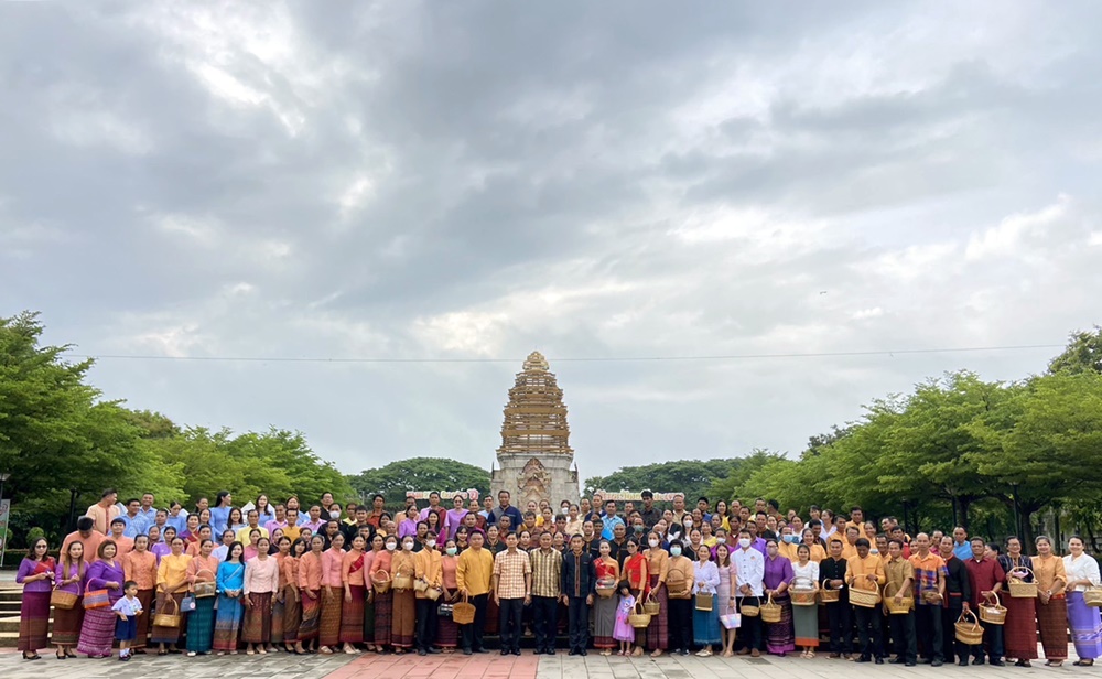 ผวจ.ศรีสะเกษ นำคณะกระตุ้นเศรษฐกิจฐานรากทุกวันอังคาร "ศรีสะเกษพร้อมใจ นุ่งผ้าไทยใส่บาตร ทำความดี วิถีพอเพียง" 