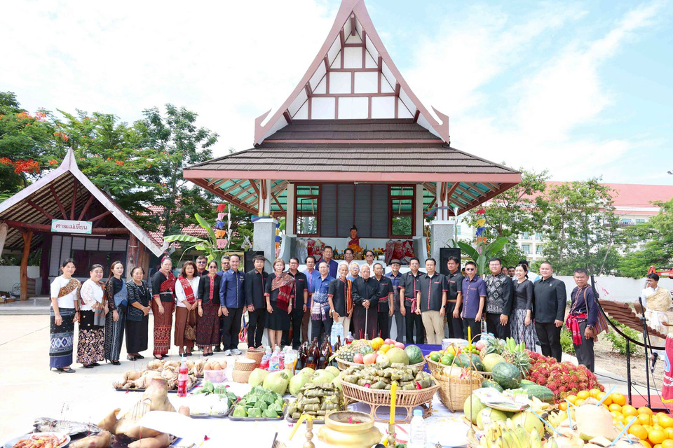 ม.กาฬสินธุ์ นำนักศึกษาจัดพิธีศักดิ์สิทธิ์บวงสรวงศาลย่าเหี่ยนหลังใหม่
