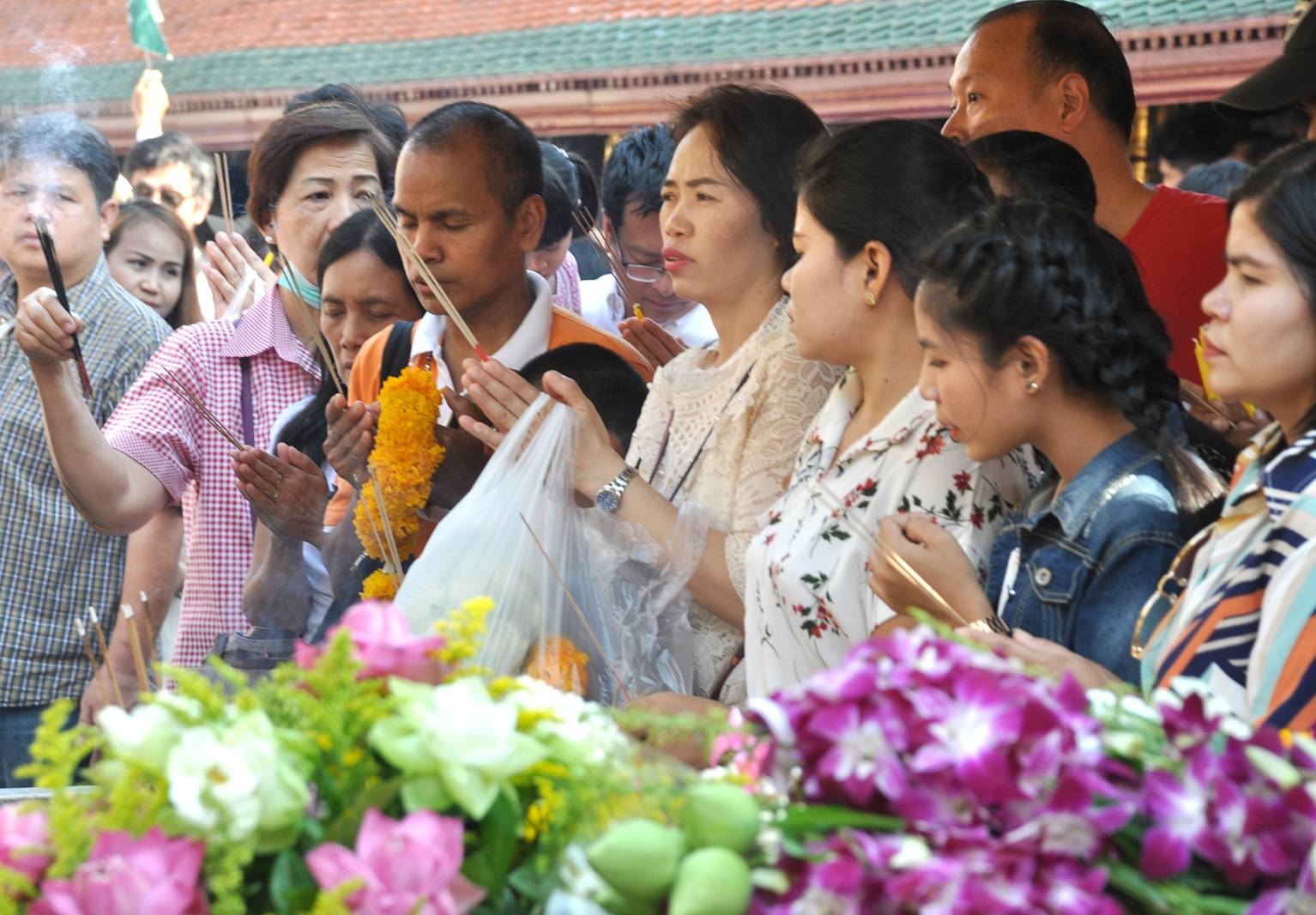 นทท.กราบไหว้ขอพรพระแก้วมรกตเพื่อขอพรรับปีใหม่ 2563 (ประมวลภาพ)