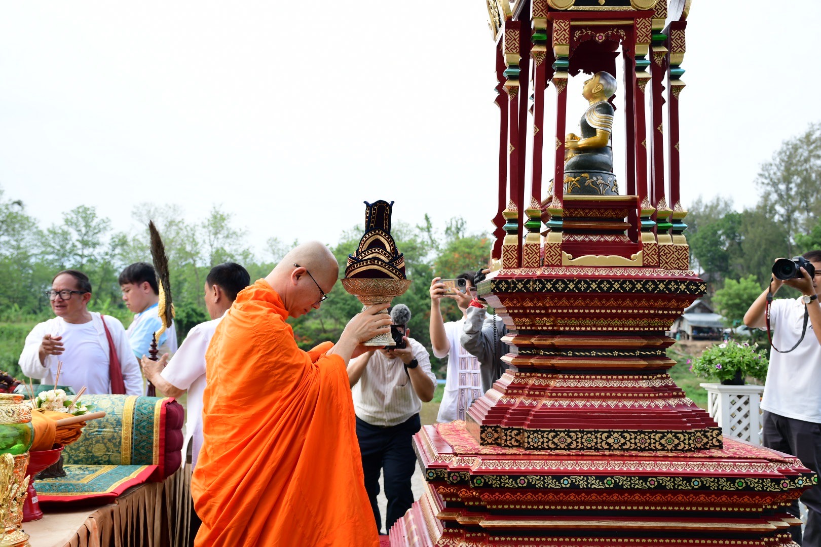 เทศบาลนครเชียงราย จัดพิธีอัญเชิญพระอุปคุต ขึ้นจากแม่น้ำกก สืบสานพระเพณีทางพระพุทธศาสนา
