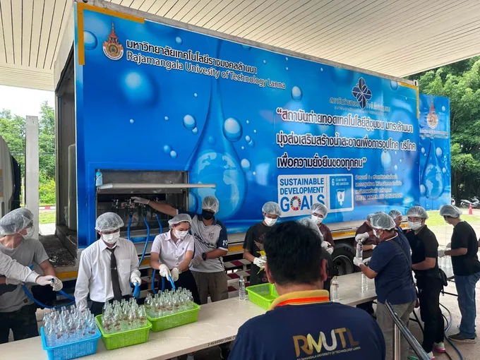 มทร.ล้านนา ส่ง “รถผลิตน้ำดื่มเคลื่อนที่ Hydro Pure” บรรจุขวดช่วยผู้ประสบอุทกภัย จ.น่าน