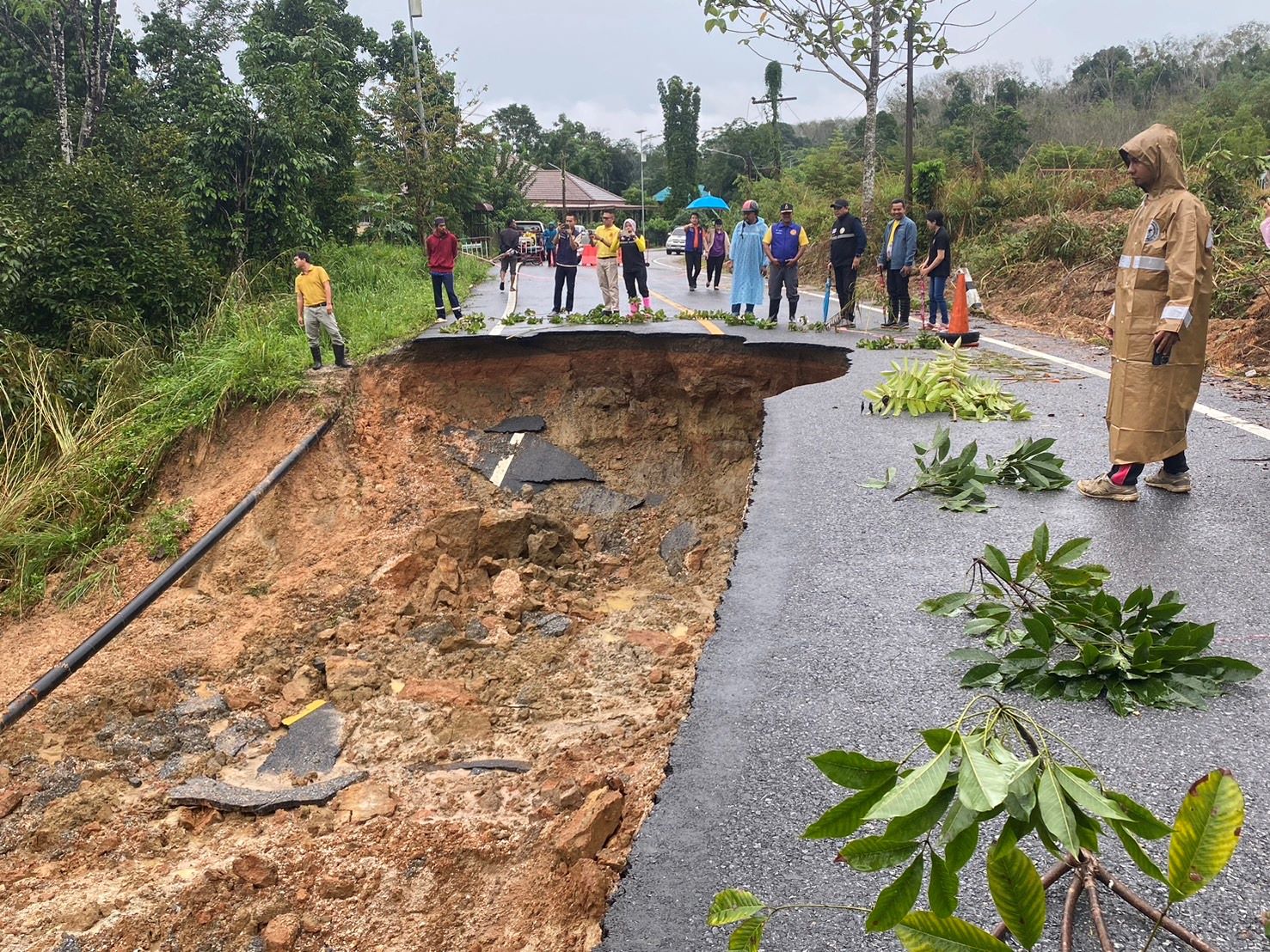 ฝนตกต่อเนื่องระดับน้ำขึ้นสูงทำถนนเส้นทาง 410'ยะลา-เบตง'ดินสไลด์ทับเส้นทางหลายจุด
