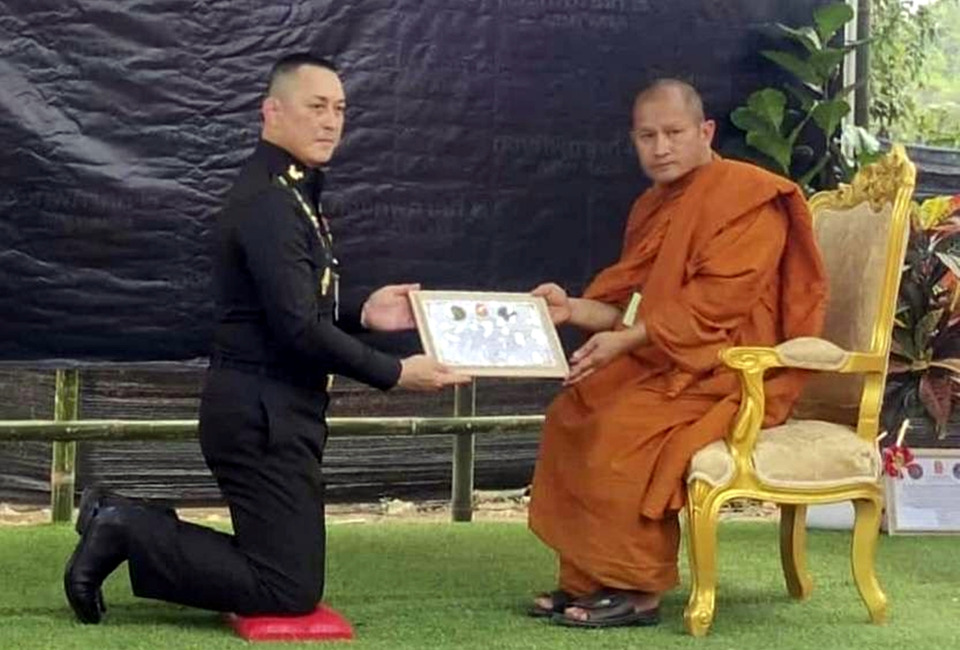 กองทัพภาค 2 มอบประกาศเกียรติคุณ เจ้าอาวาสวัดศรีสมบูรณ์ฯ สนับสนุนภารกิจชายแดนไทย-กัมพูชา