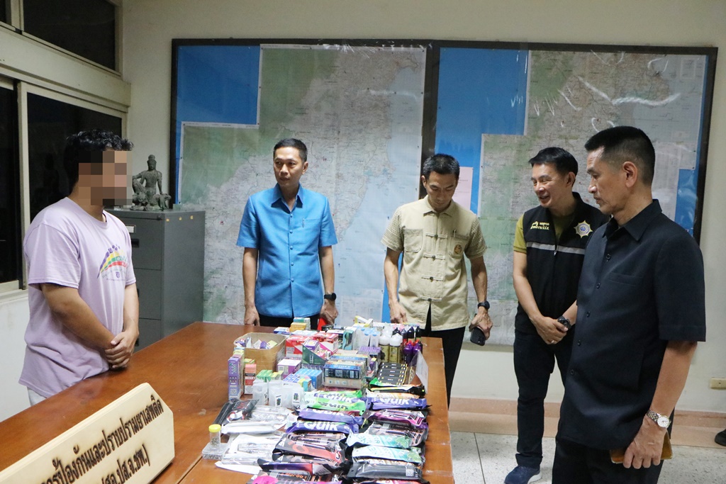ชุดปฏิบัติการพิเศษฝ่ายปกครองชุมพร จับกุมผู้ต้องหาลักลอบขายบุหรี่ไฟฟ้าใกล้สถานศึกษา