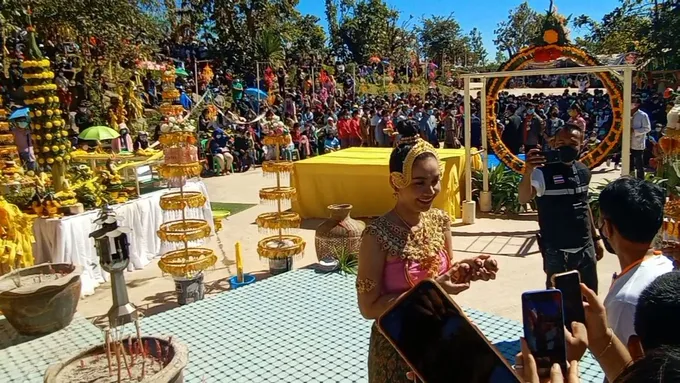 "ต่าย อรทัย" จับลูกบอลในไห งานบวงสรวงองค์พญาวิรุปักโขนาคราชที่ภูกุ้มข้าว อำเภอโพธิ์ชัย คอหวยแห่ซื้อลอตเตอรี่เกลี้ยงแผง