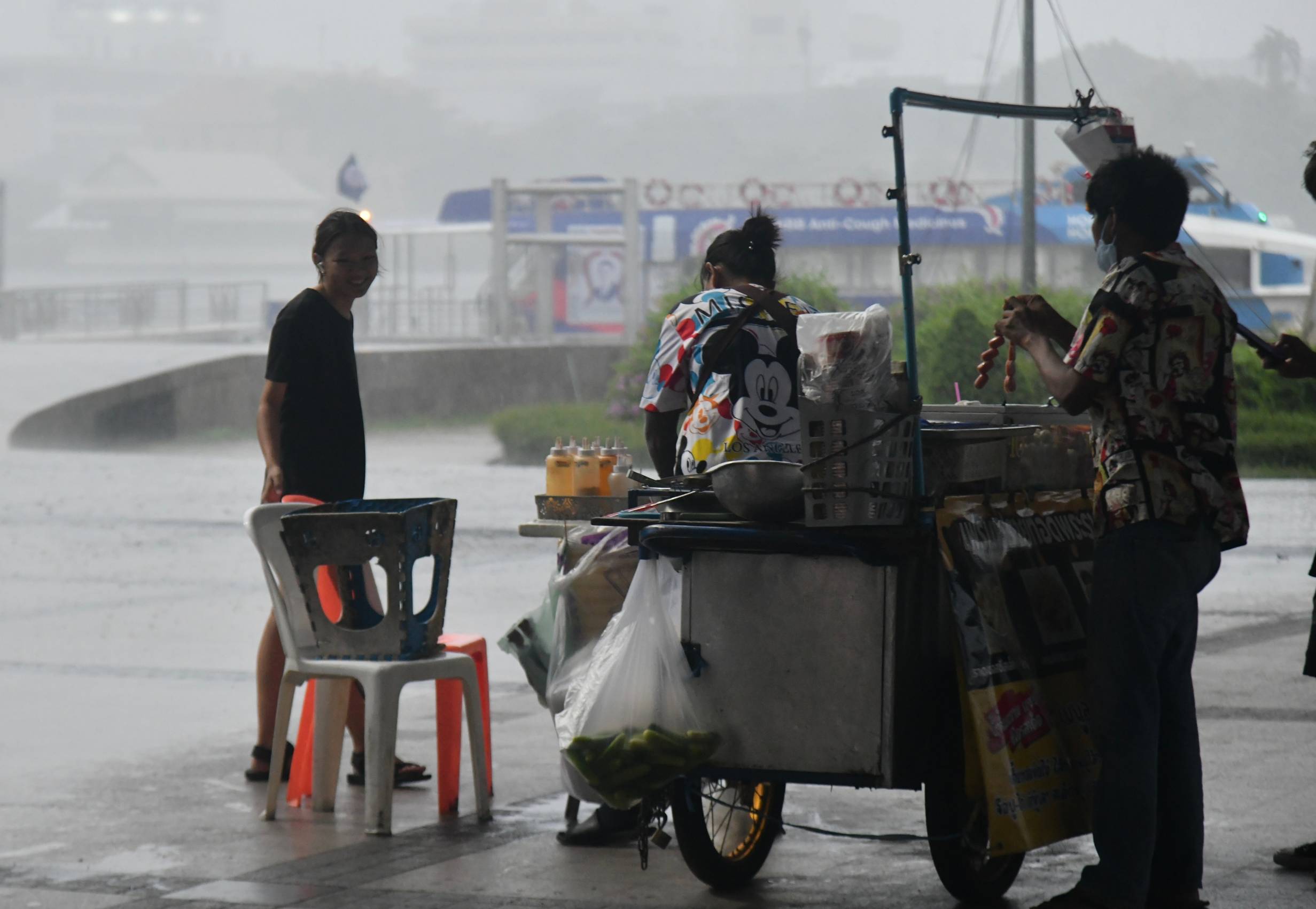 บรรยากาศย่านบริเวณพระราม 8​ ฝนตกหนัก
