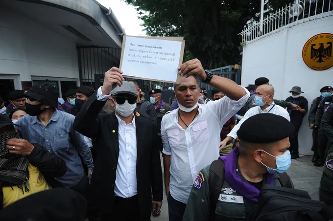 “นิติธร” นำมวลชนเสื้อเหลือง ยื่นหนังสือ "สถานทูตเยอรมัน" แจงสถานการณ์การเมืองไทย