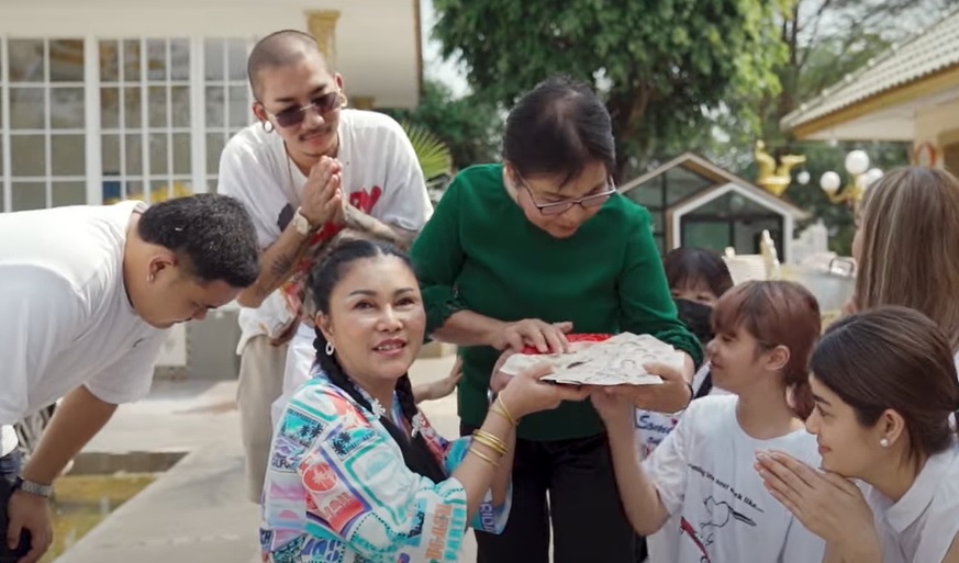 'แจ๊ส ชวนชื่น' เอาคืน 'แจง' กลางงานวันเกิดแม่ยาย