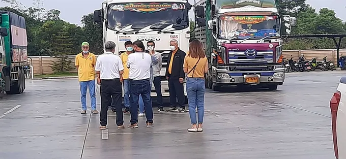 คาราวานรถบรรทุก นับร้อยคัน รวมตัวตั้งขบวนสามพราน มุ่งหน้ากระทรวงพลังงาน ประท้วงราคาน้ำมันแพง