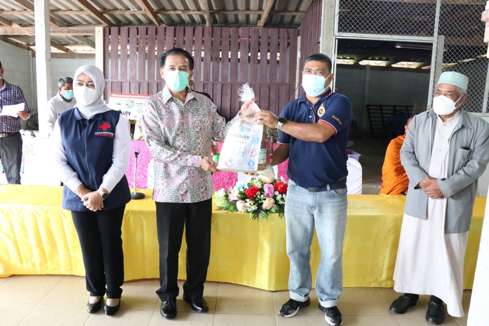 ผู้ว่าฯสตูล ร่วม ภาคีเครือข่ายผู้นำศาสนา ลงพื้นที่มอบถุงปันสุข ให้แก่ผู้ที่กักตัว HQ ในพื้นที่ละงู บรรเทาทุกข์จากสถานการณ์โควิด  