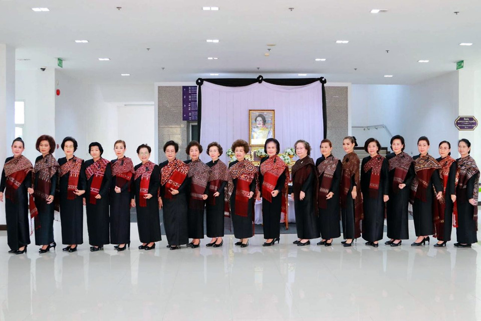 3 สถาบันสตรีกาฬสินธุ์ ร่วมลงนามถวายความอาลัย "พระพันปีหลวง" ประชาชนแต่งชุดดำร่วมไว้อาลัยทั่วจังหวัด