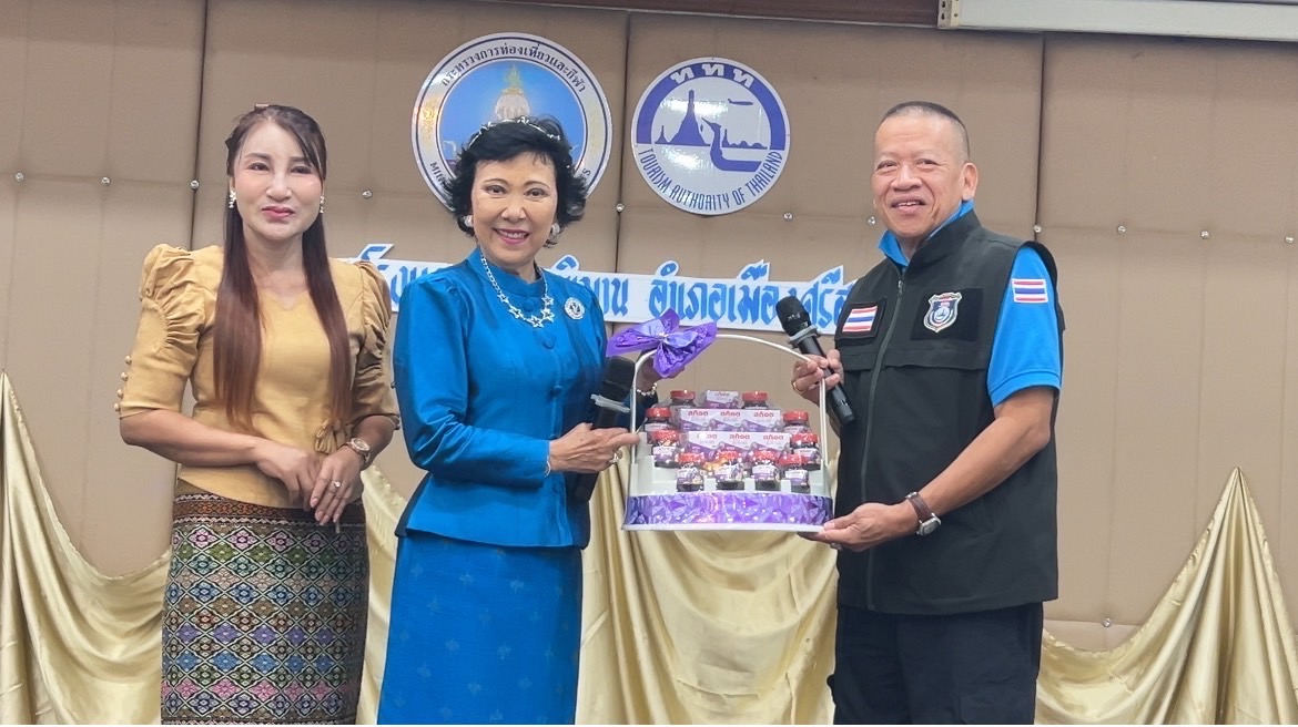 ดร.กัลยาณี นายกฯท่องเที่ยวศรีสะเกษ ต้อนรับนักท่องเที่ยว 10 คันรถตู้ด้วยรางวัล LUCKY DRAW ผูกใจให้มาอีก