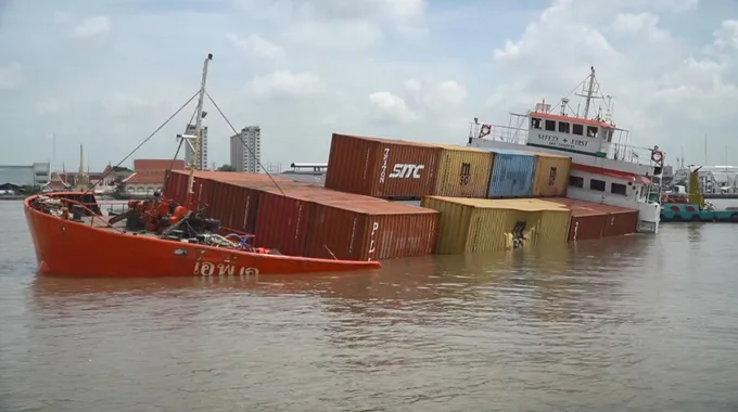 "เจ้าท่า" เร่งกู้เรือบรรทุกตู้สินค้า ชนกันกลางแม่น้ำเจ้าพระยา 3 วันจบ