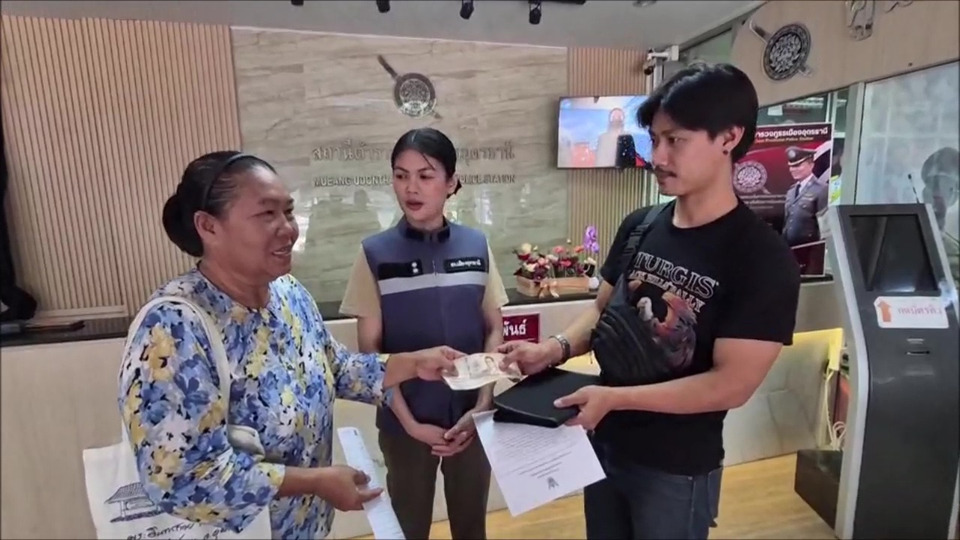 หนุ่มรับส่งสินค้าได้เงินคืน ขอบคุณป้าเก็บได้ มอบ 5,000 บาท ตอบแทน