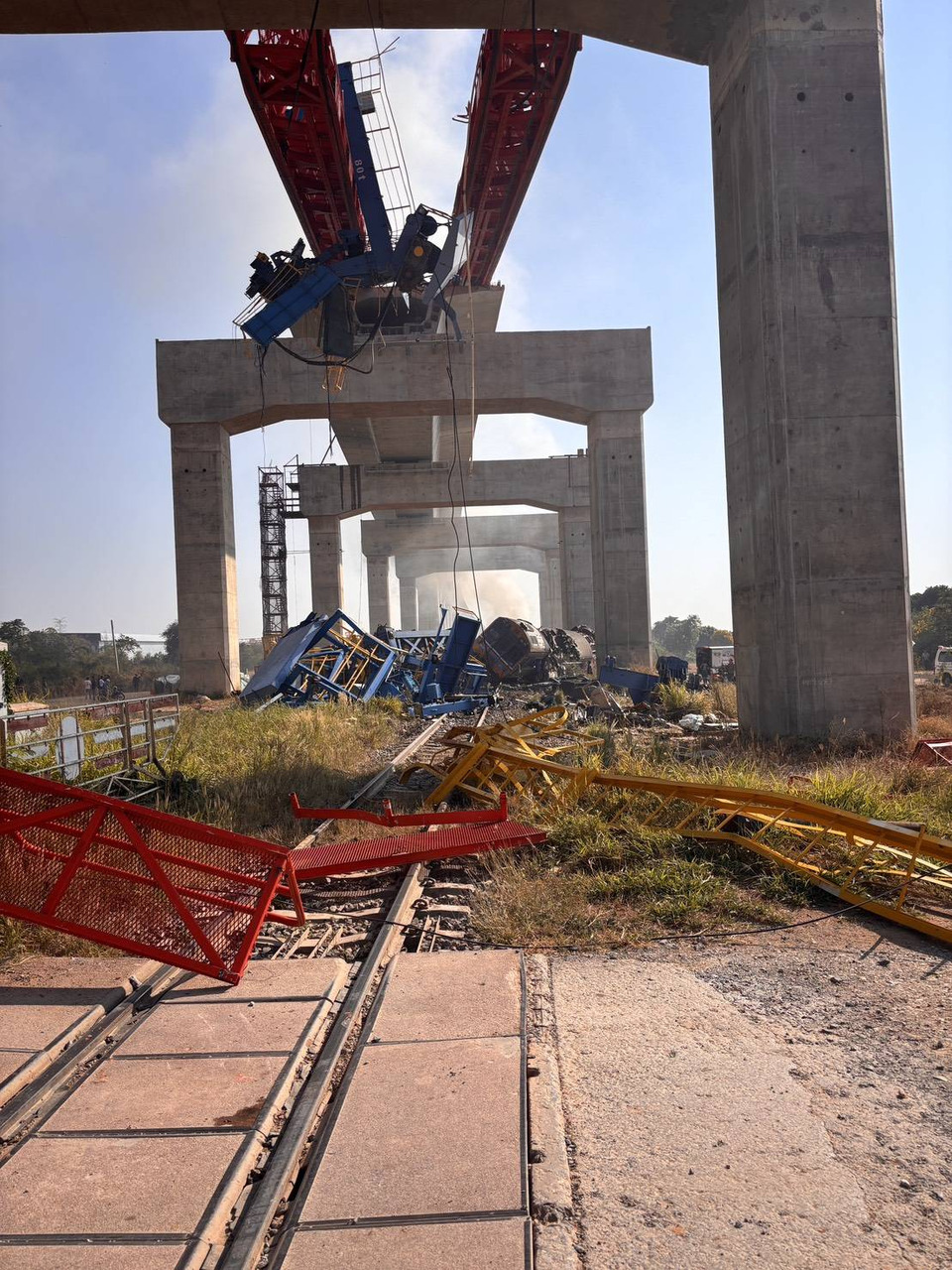 รถไฟฯ แจ้งเปลี่ยนเส้นทาง-งดเดินขบวนรถสายอีสาน 14 ขบวน เหตุเครนก่อสร้างหล่นทับขบวนรถด่วนที่โคราช