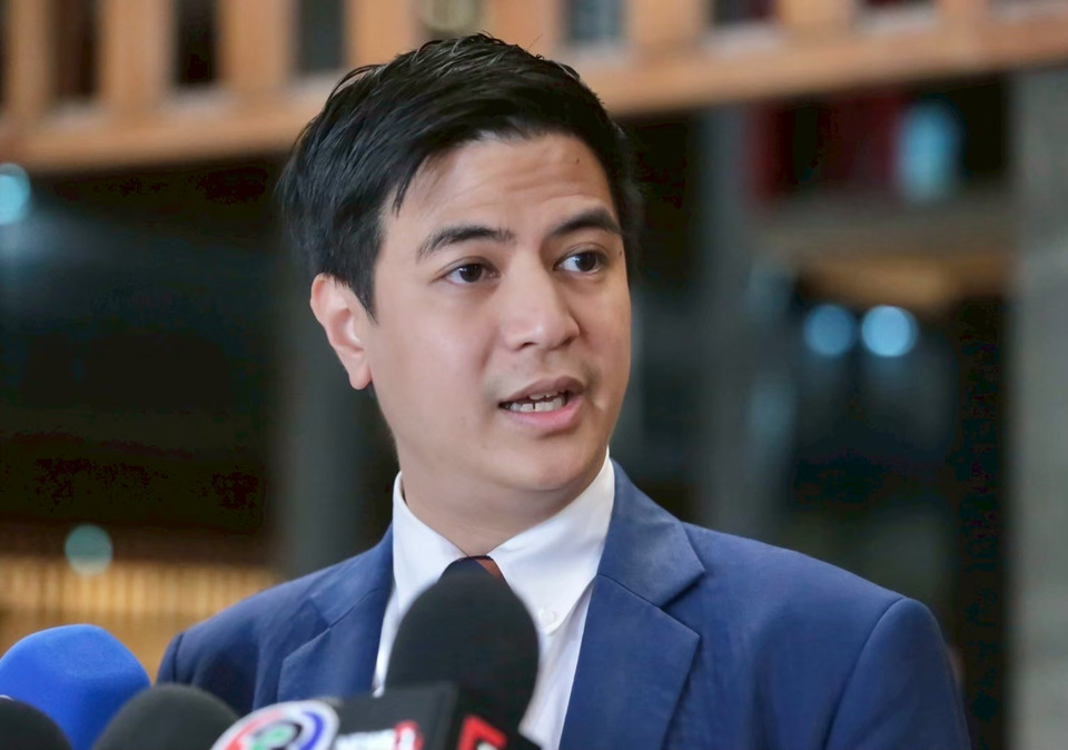 “พริษฐ์” กางสูตรจัดสรร "35 ปธ.กมธ." ย้ำใช้ 2 ขั้นตอนสลายขัดแย้ง ชี้เก้าอี้ทับซ้อนทุกพรรค ไม่เฉพาะ "ปชน.-ปชป."