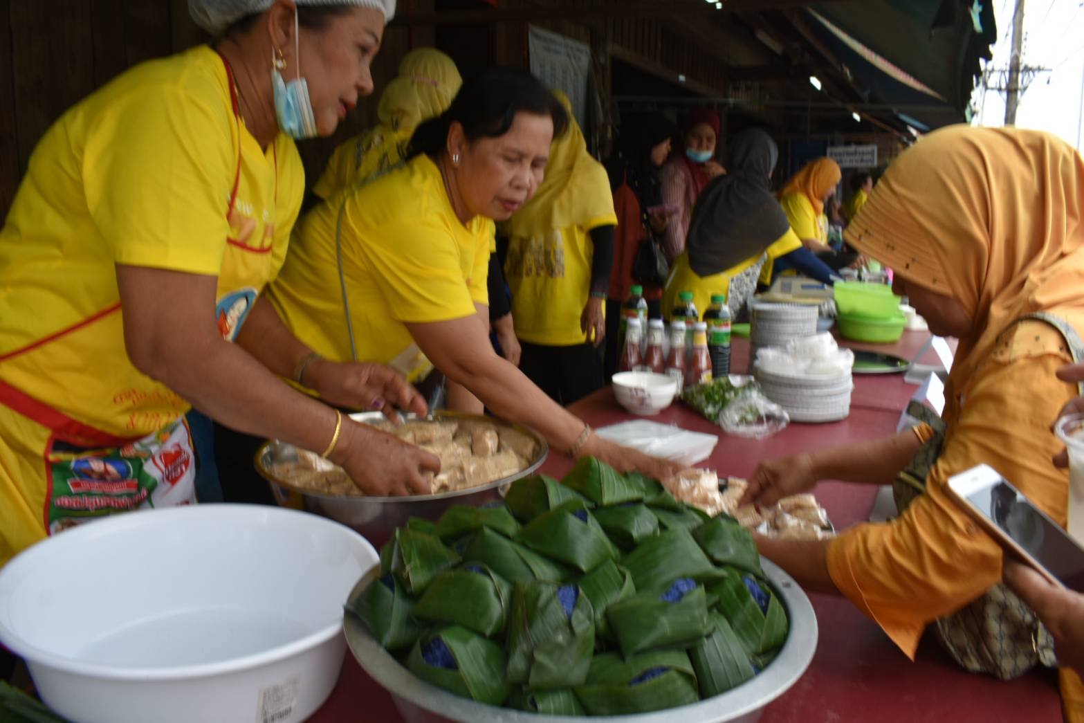 กลุ่มผู้รักสถาบันพระมหากษัตริย์  จ.สตูล แจกฟรีอาหารคาว-หวานกว่า40ชนิด ระลึกถึงพ่อหลวง