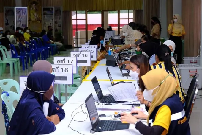 รัฐบาลไม่ตัดสิทธิผู้ผ่านเกณฑ์บัตรสวัสดิการแห่งรัฐที่ยังไม่ยืนยันตัวตน ย้ำให้รีบไปแบงก์กรุงไทย-ออมสิน-ธ.ก.ส.