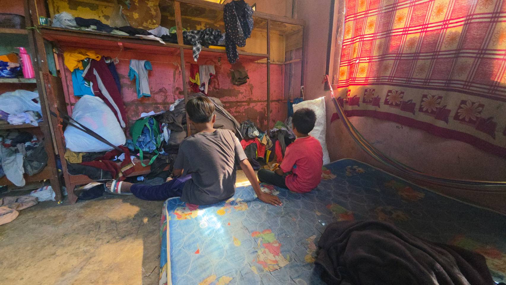 3 พี่น้องบุรีรัมย์สู้ชีวิตลำพัง แม่เสียชีวิต–พ่อติดคุก บ้านไร้ไฟ-น้ำ ยุงชุมไม่มีแม้แต่มุ้ง พี่ชายวัย 13 ออกทำงานดูแลน้อง