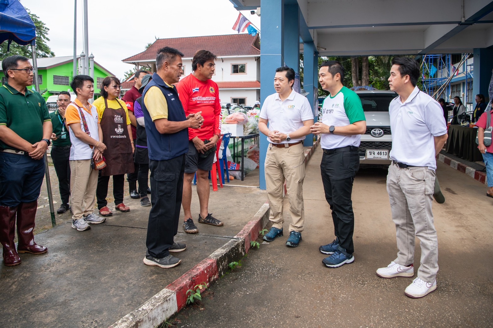 "ซีอีโอเครือซีพี" ลงพื้นที่ อ.แม่สาย จ.เชียงราย ช่วยฟื้นฟูพื้นที่น้ำท่วม มอบสิ่งของบรรเทาทุกข์ พร้อมให้กำลังใจจิตอาสาและผู้ประสบภัย