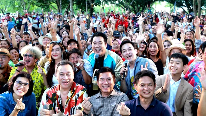นทท.-แฟนเพลงกว่า 3 พันคน ร่วมสนุกคอนเสิร์ตศิลปินยุค 80 ในหุบเขากลางเมือง