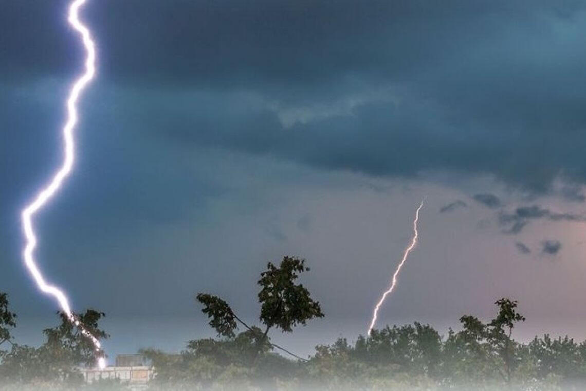 "กรมอุตุ" เตือน! ทั่วไทยเจอพายุฤดูร้อน ในระยะ 1-2 วันนี้ ระวังอันตรายจากฝนตกหนัก - ลมแรง