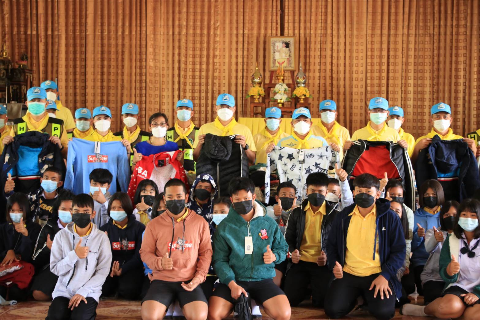 จิตอาสาตำรวจสอบสวนกลางแบ่งปันไออุ่นมอบเสื้อกันหนาวนักเรียนที่ขาดแคลนกว่า 200 ชุด      