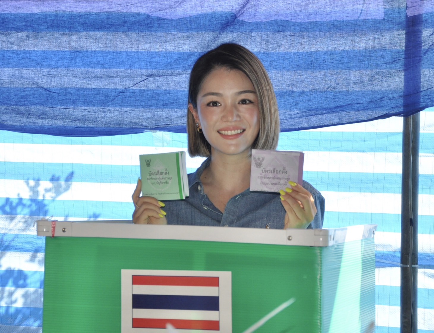 "มาดามเดียร์" เข้าคูหาหย่อนบัตรแล้ว  ขอกกต.ทำงานอย่าให้ประชาชนเคลือบแคลงใจ