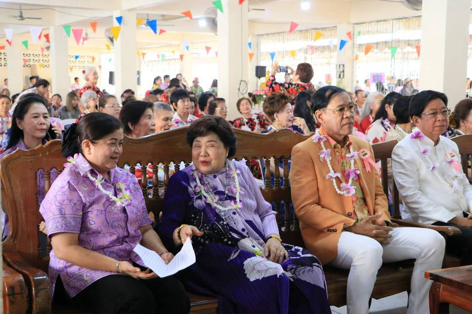 สืบสานวัฒนธรรมไทย สรงน้ำพระพุทธ และรดน้ำขอพรผู้สูงอายุ