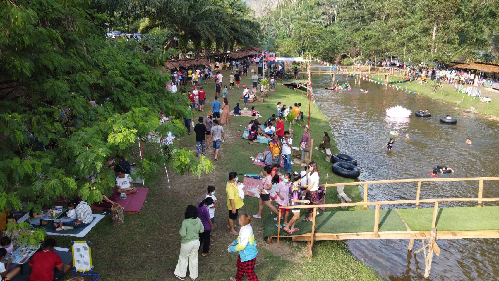 แห่เที่ยวชมหลาดชายคลองบ้านบางกันของกินพื้นบ้านและสาธิตการร่อนแร่ด้วยเลียงในลำคลอง