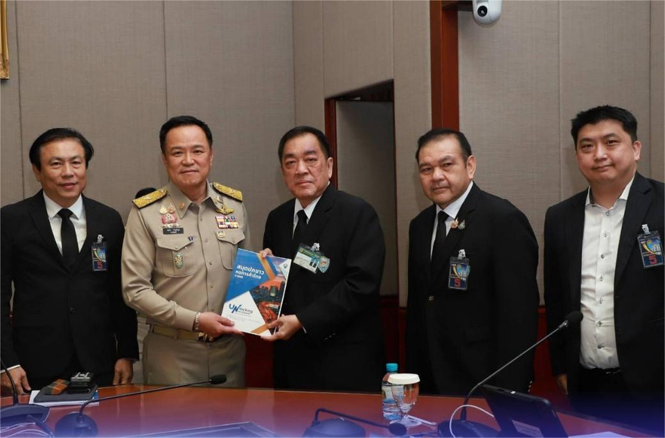 "ปธ.หอการค้าไทย" ยื่น “สมุดปกขาว 68” ให้ "นายกฯ" ชงปลดล็อกการเติบโตใหม่ประเทศ ย้ำใช้ได้จริง หวังสถานการณ์น้ำท่วมหาดใหญ่คลี่คลาย ศก.ฟื้นตัว