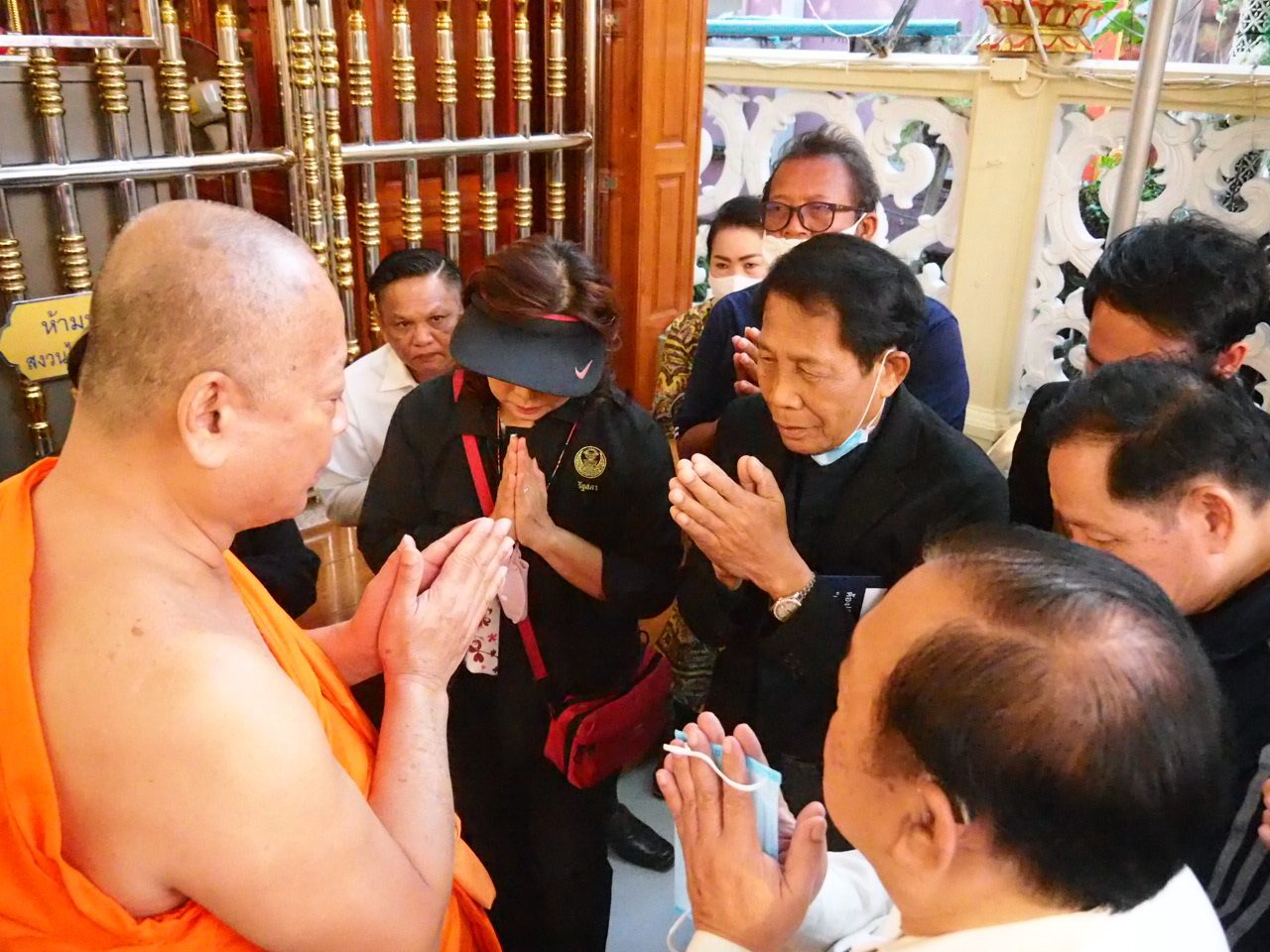 อำนวย รัศมิทัต ผู้สมัครนายกอบจ.สมุทรปราการ เข้าวัดขอพรหลวงพ่อโต