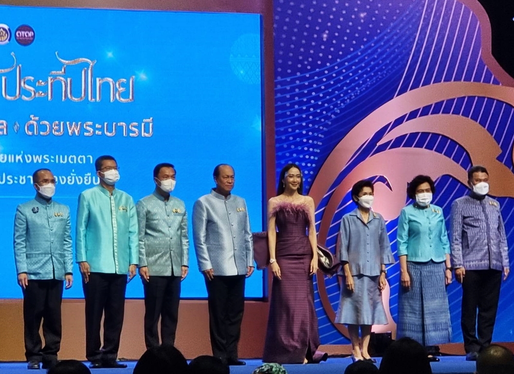 มท.1 เปิดงาน "OTOP ศิลปาชีพ" ยอดขายสินค้าโตสวนกระแสเศรษฐกิจ 3 วัน ยอดขายพุ่ง 153.7 ล.