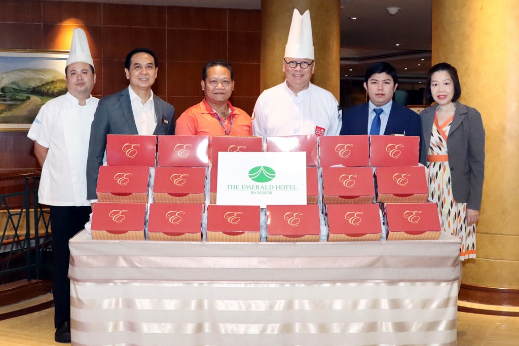 ดิเอมเมอรัลด์ สนับสนุนชุดอาหารว่างให้แพทย์-พยาบาล-ปชช.-ผู้ป่วย รพ.จุฬาภรณ์