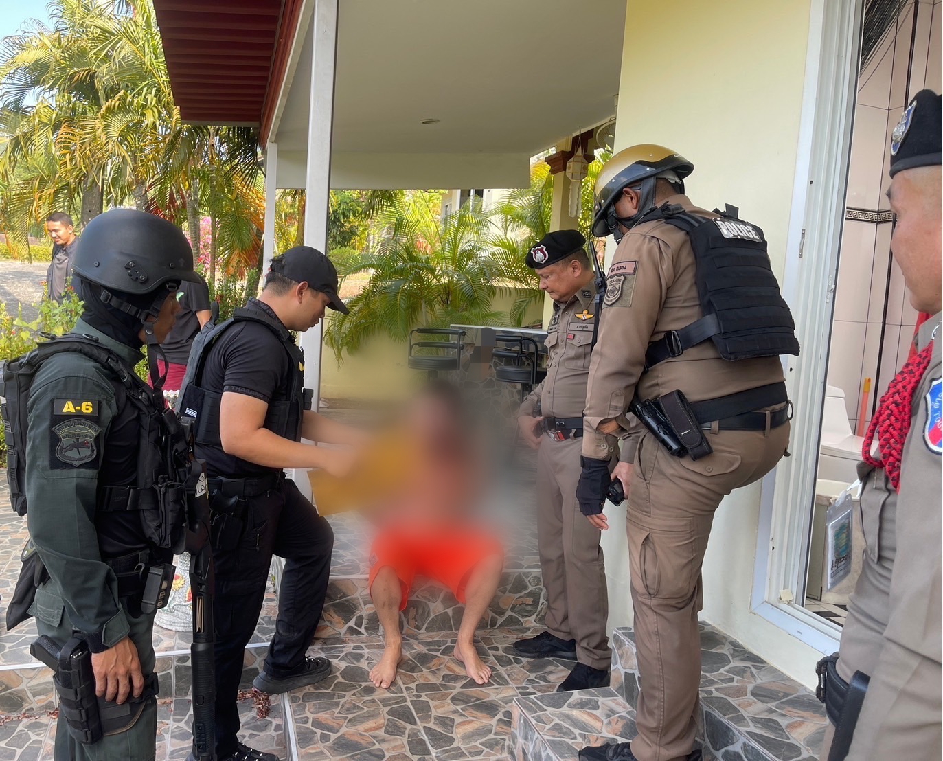 สยบลุงเยอรมันคลั่ง  ตร.นำหมาย เข้าตรวจค้น  ควงขวานขู่จนท. ประกาศสู้ตาย พบ Overstay กว่า 500 วัน  