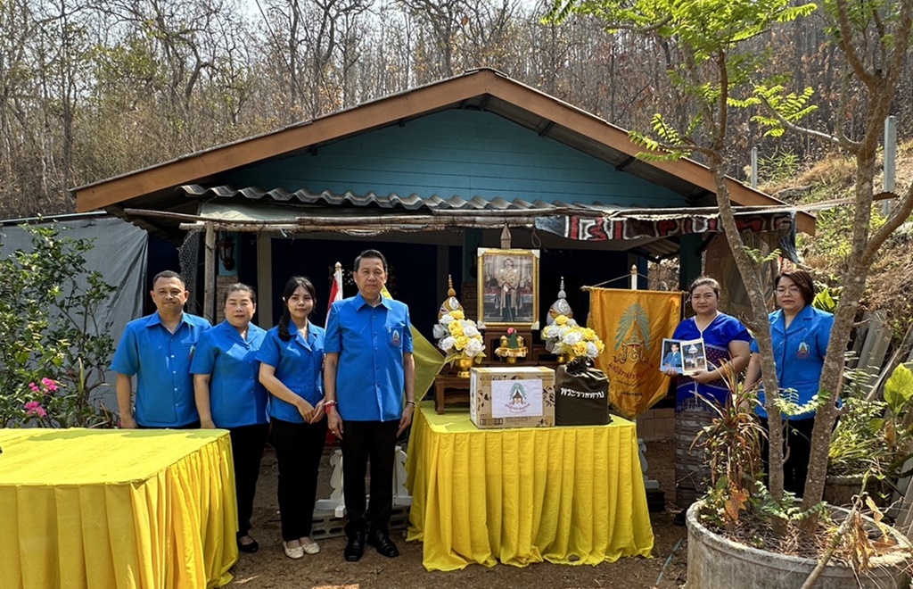 นอภ.เมืองแม่ฮ่องสอน เชิญสิ่งของพระราชทานมอบให้กับผู้ประสบภัย ต้นไม้ล้มทับบ้าน 