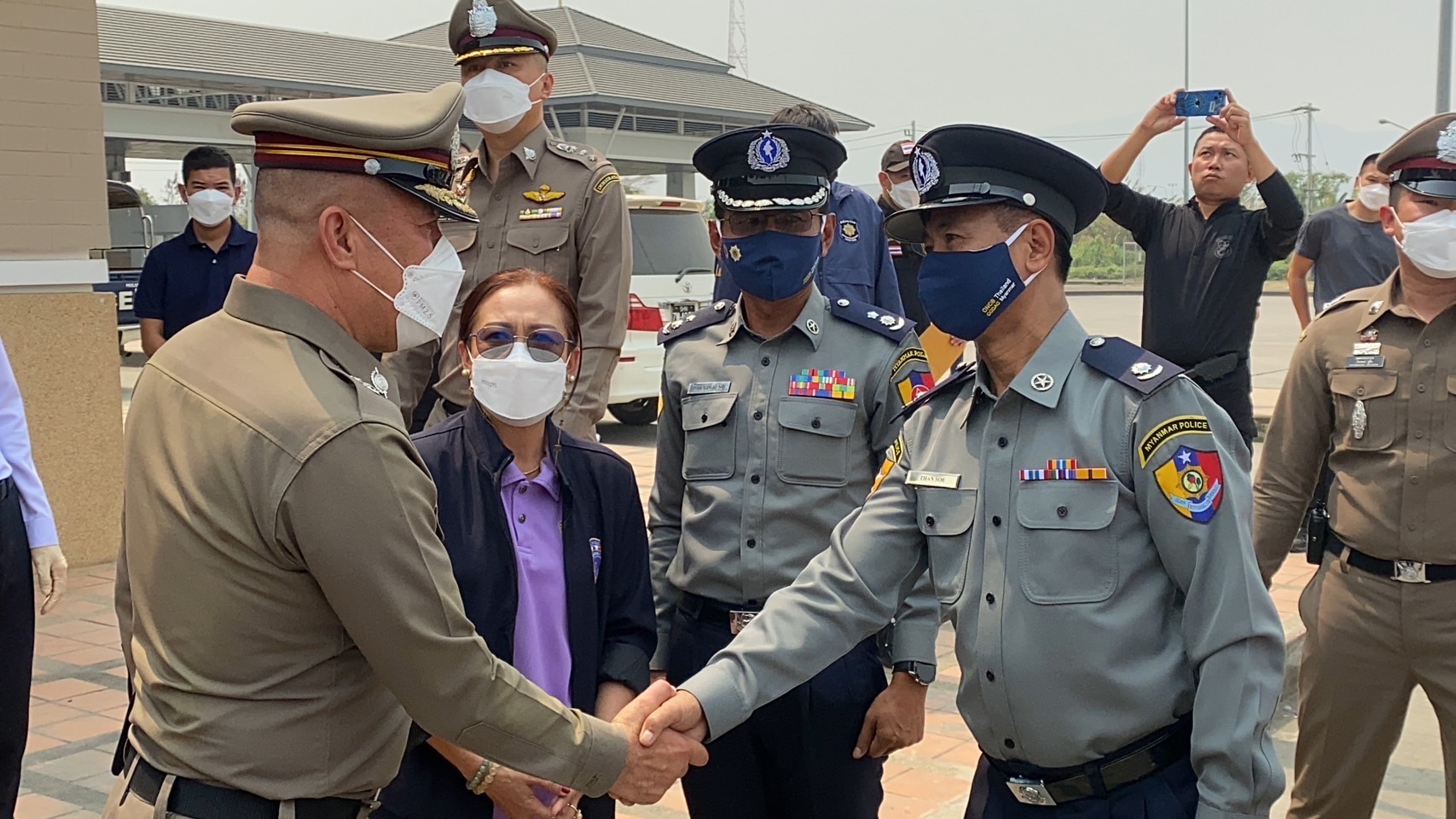 เมียนมา ส่งตัวผู้ต้องหาคดียาเสพติดตัวเป้ง กลับไทย ผ่านท่าขี้เหล็ก-แม่สาย ผบช.ภ.5 ชี้ยังเหลืออีก 53 ราย