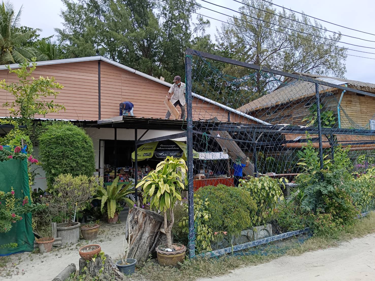 สตูล..เดินหน้ารื้อแล้ว  หลังเอกชนทับที่โรงเรียนบ้านเกาะหลีเป๊ะ  