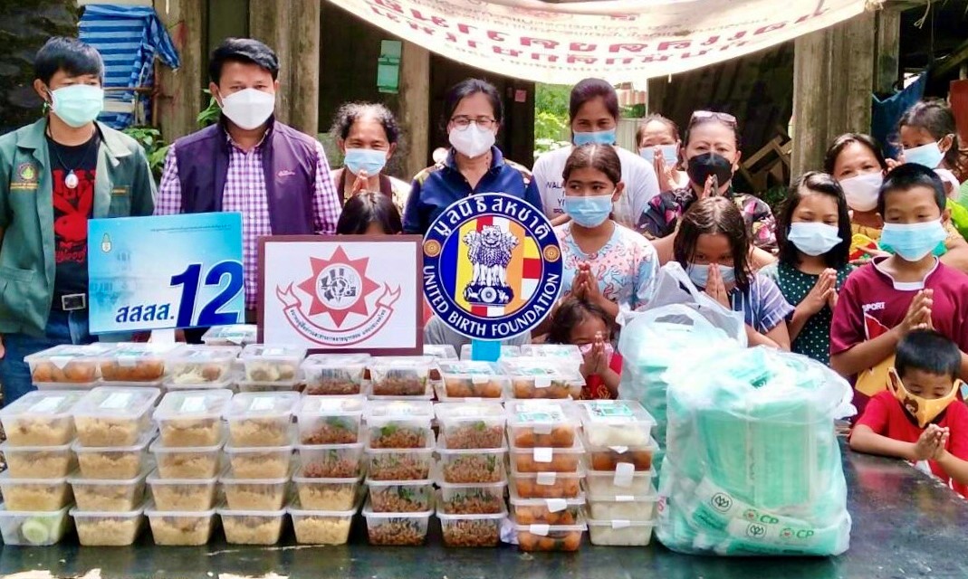 แท็กทีม 4 ส 12 สถาบันพระปกเกล้า ส่งรักผ่าน “นมเกษตร” ให้เด็กชุมชนได้ดื่มนมดีมีคุณภาพ