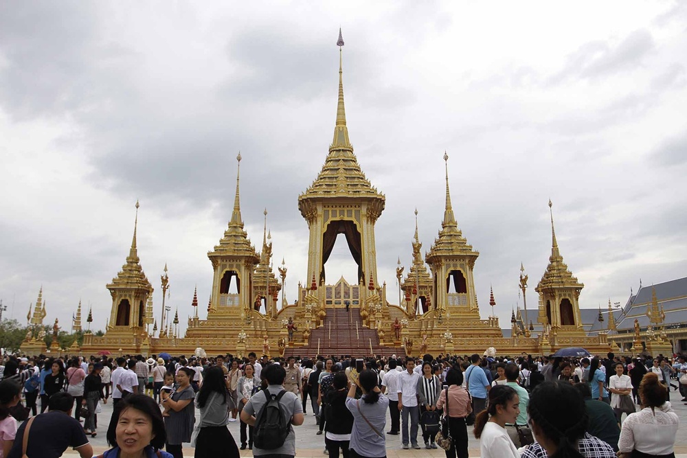 บรรยากาศประชาชนเดินทางมาชมนิทรรศการงานพระราชพิธีถวายพระเพลิงพระบรมศพ