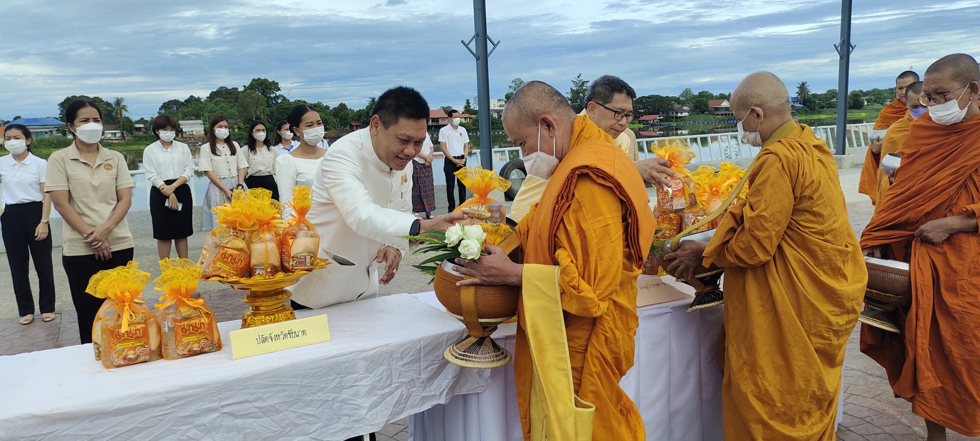 รองผู้ว่าฯชัยนาทและหัวหน้าส่วนราชการร่วมทำบุญตักบาตรถวายพระกุศลแด่สมเด็จพระสังฆราชฉลองพระชนมายุ 8 รอบ