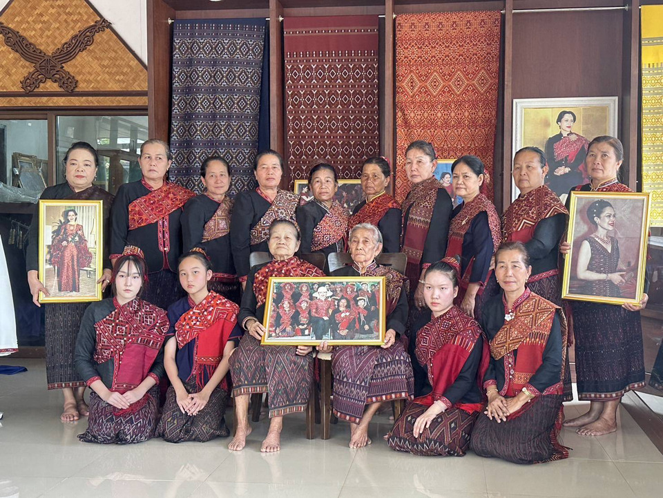 กลุ่มสตรีทอผ้าไหมแพรวาบ้านโพน สุดอาลัยพระบรมราชชนนีพันปีหลวง 