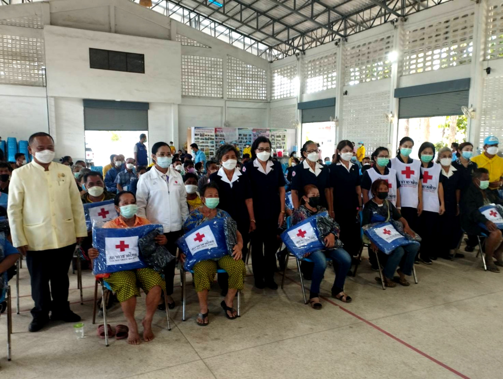 รองผู้ว่าฯยโสธร มอบผ้าห่ม-เสื้อกันหนาวให้ปชช.กลุ่มเปราะบางที่ประสบภัยหนาว