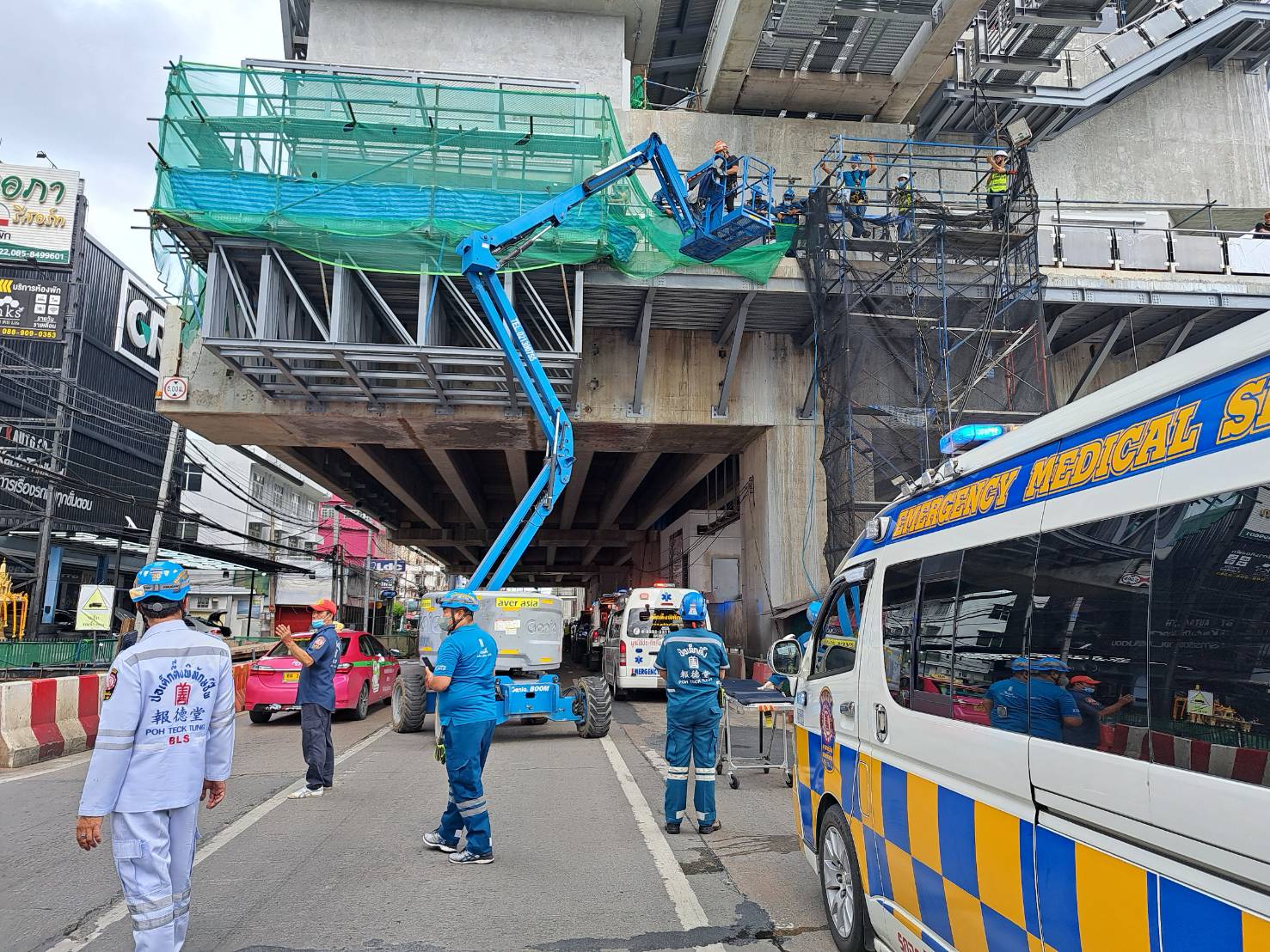 คนงานก่อสร้างรถไฟฟ้าถูกไฟดูดต้องใช้อุปกรณ์กู้ภัยที่สูงช่วยนำส่ง รพ.