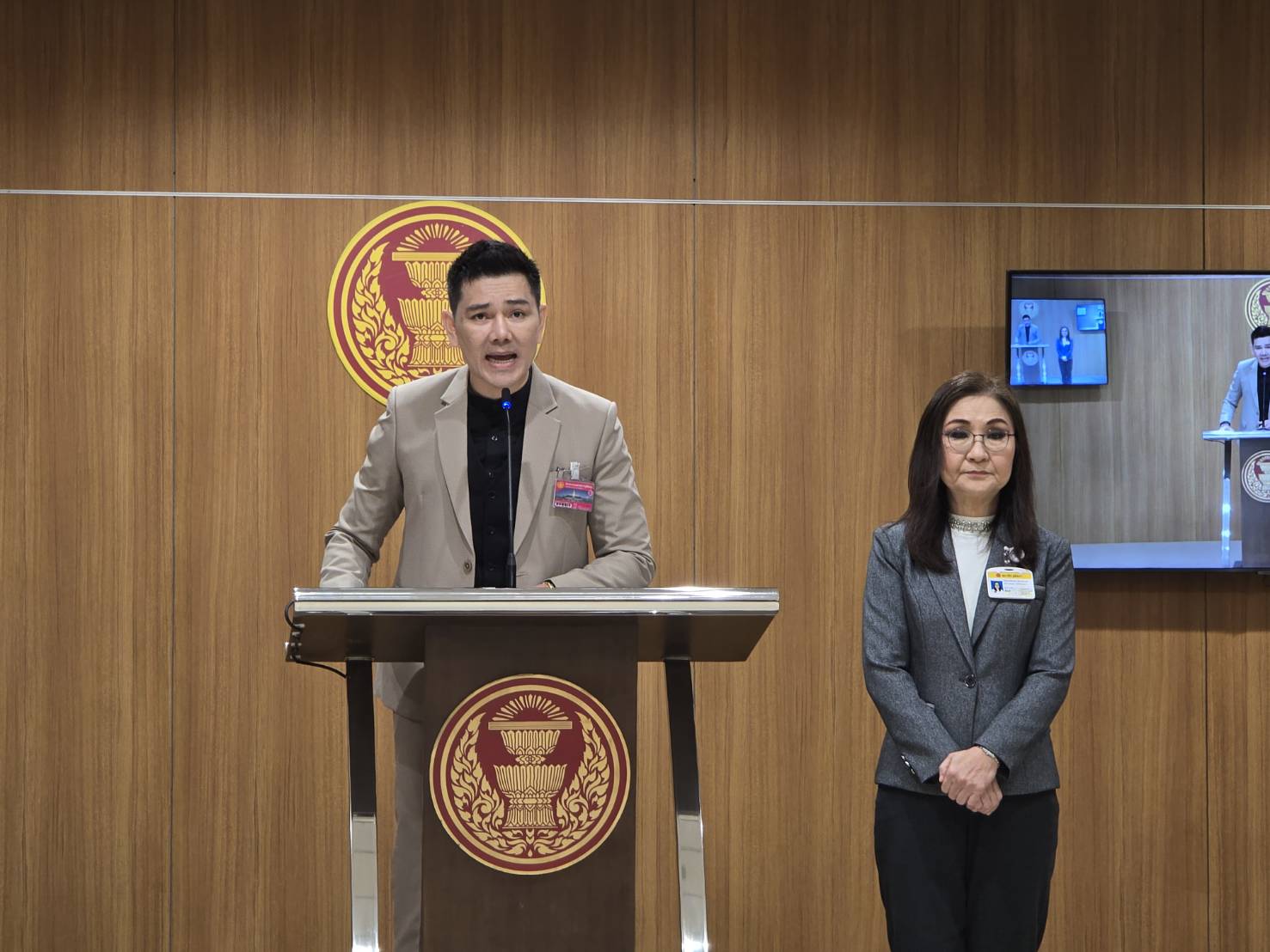 "สว.นันทนา" ควง "ทนายอั๋น" แถลงคัดค้านที่ประชุมวุฒิเดินหน้าลงมติเลือก "ตุลาการศาลรธน.-กกต." ลั่นไม่ใช่เรื่องปกติ 